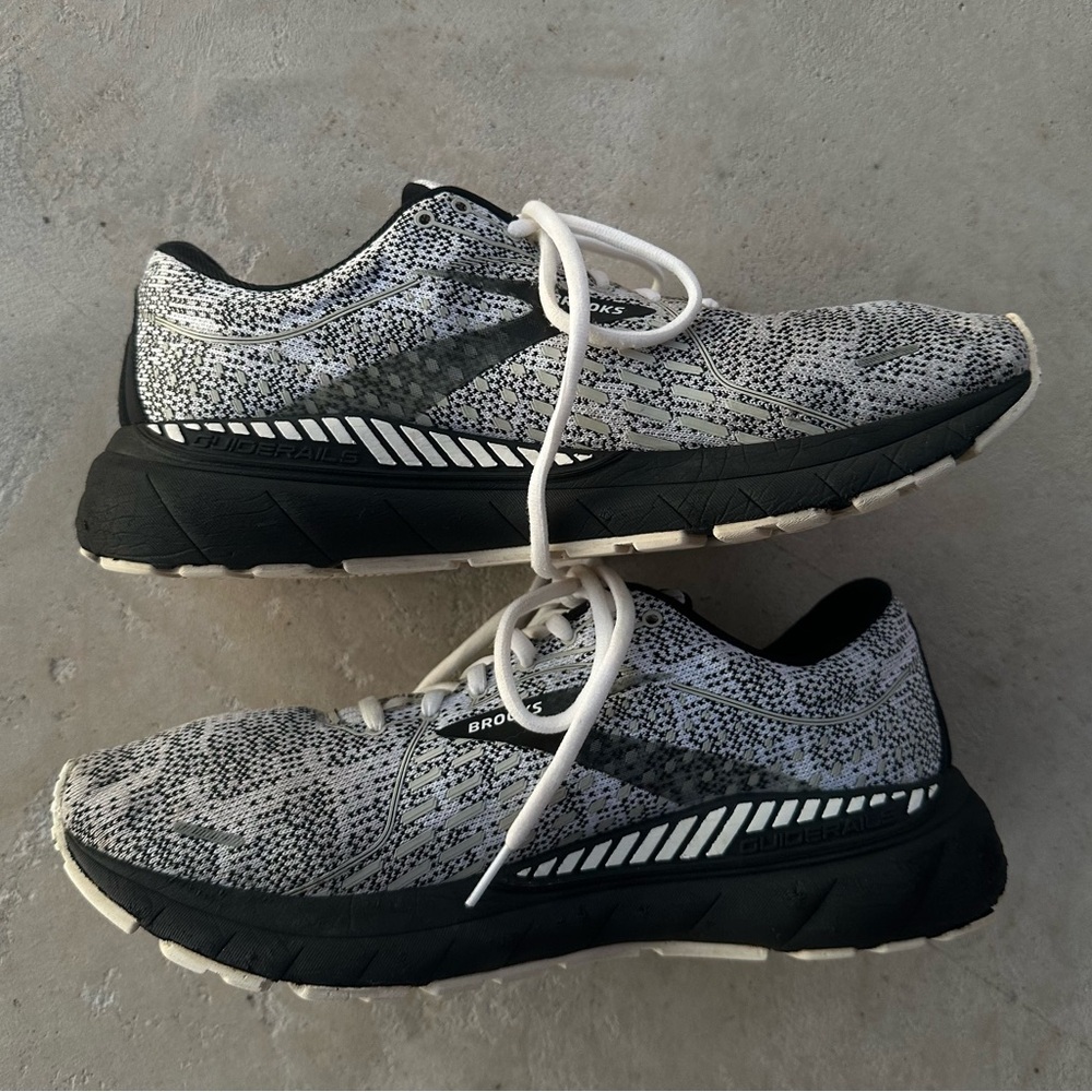 Women’s Brooks Adrenaline GTS 21 Black and White Athletic Running Shoes 11/Eur43